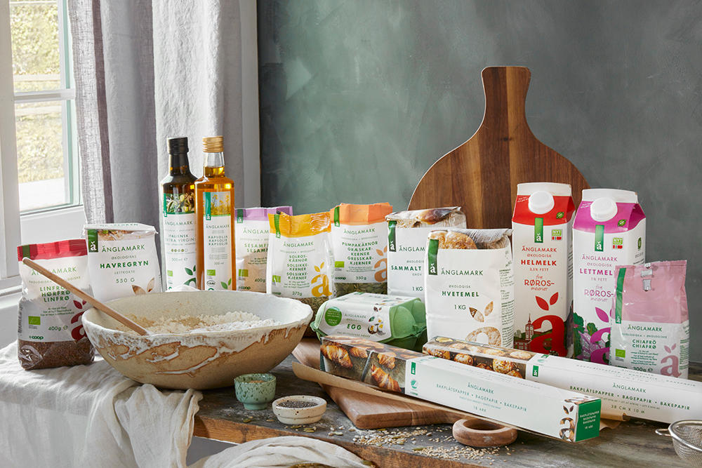 Et utvalg Änglamark produkter, med alt du trenger for å bake økologisk hjemme; melk, hvetemel, havregryn, frø, kjerner, oljer og bakepapir.