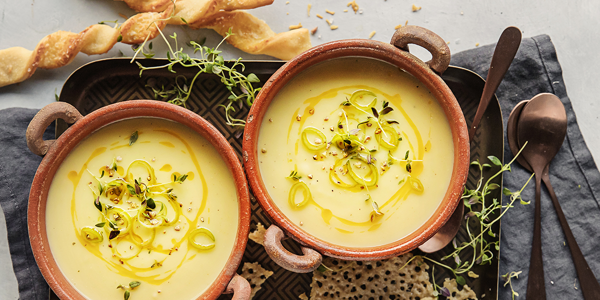Potet- og purreløksuppe med brødpinner og parmesanchips