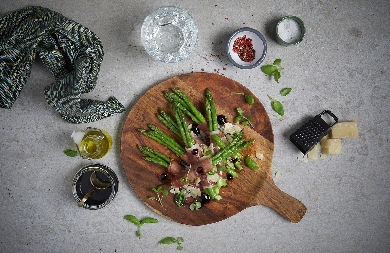 Asparges med spekeskinke og parmesan
