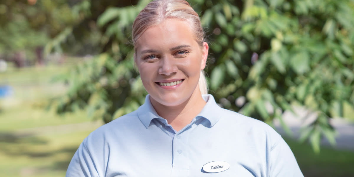 Assisterende butikksjef i coop mega smiler til kameraet