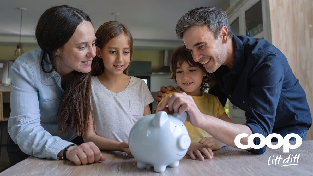 Familie putter penger på sparegris