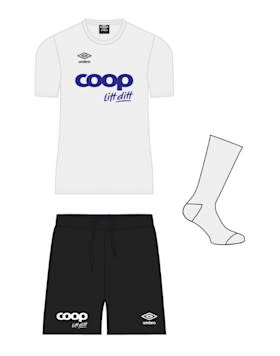 Draktkampanjen - Hvit skjorte, sort shorts, hvite sokker