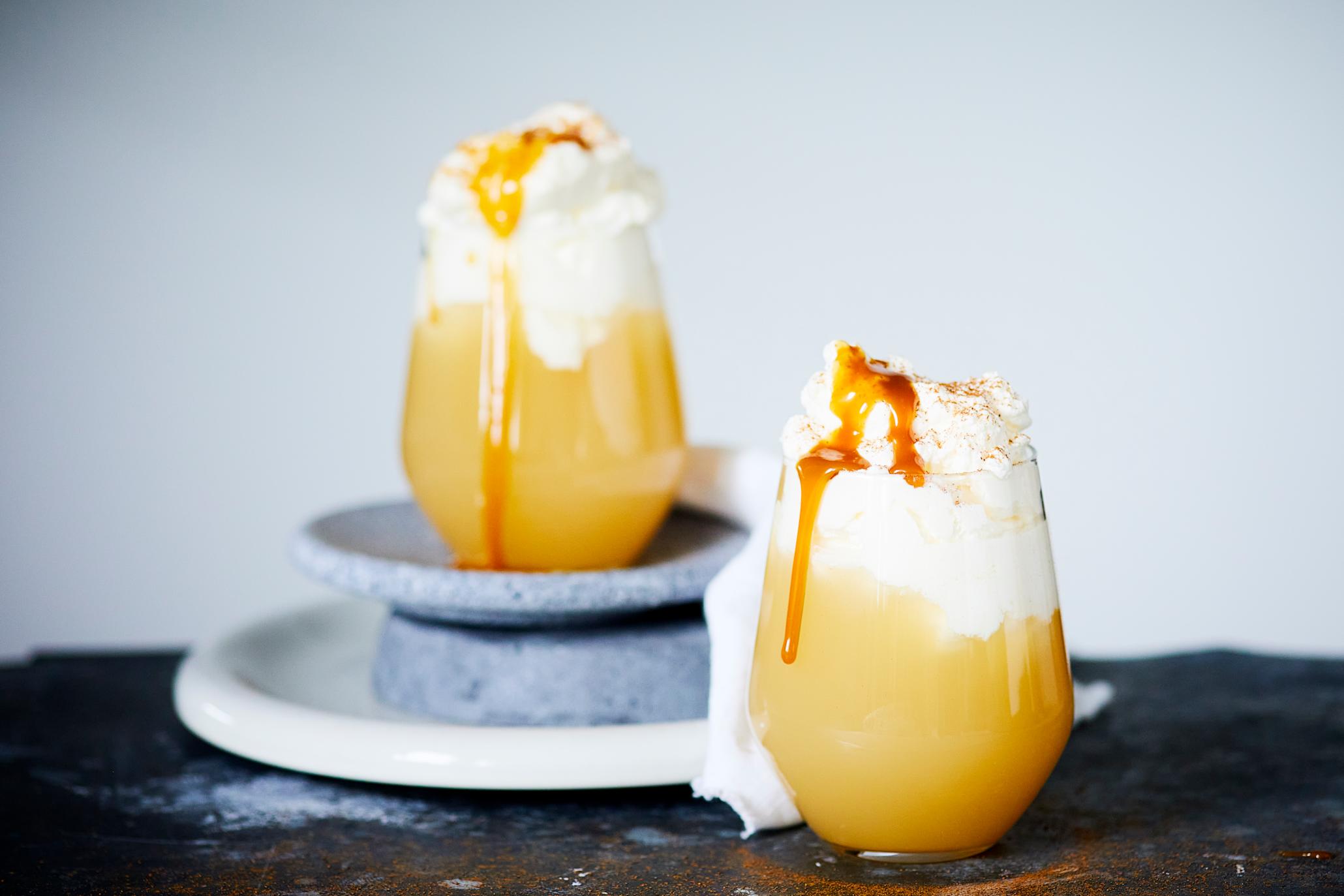 Epletoddy med hjemmelaget salt karamell servert i glass med pisket krem på toppen.