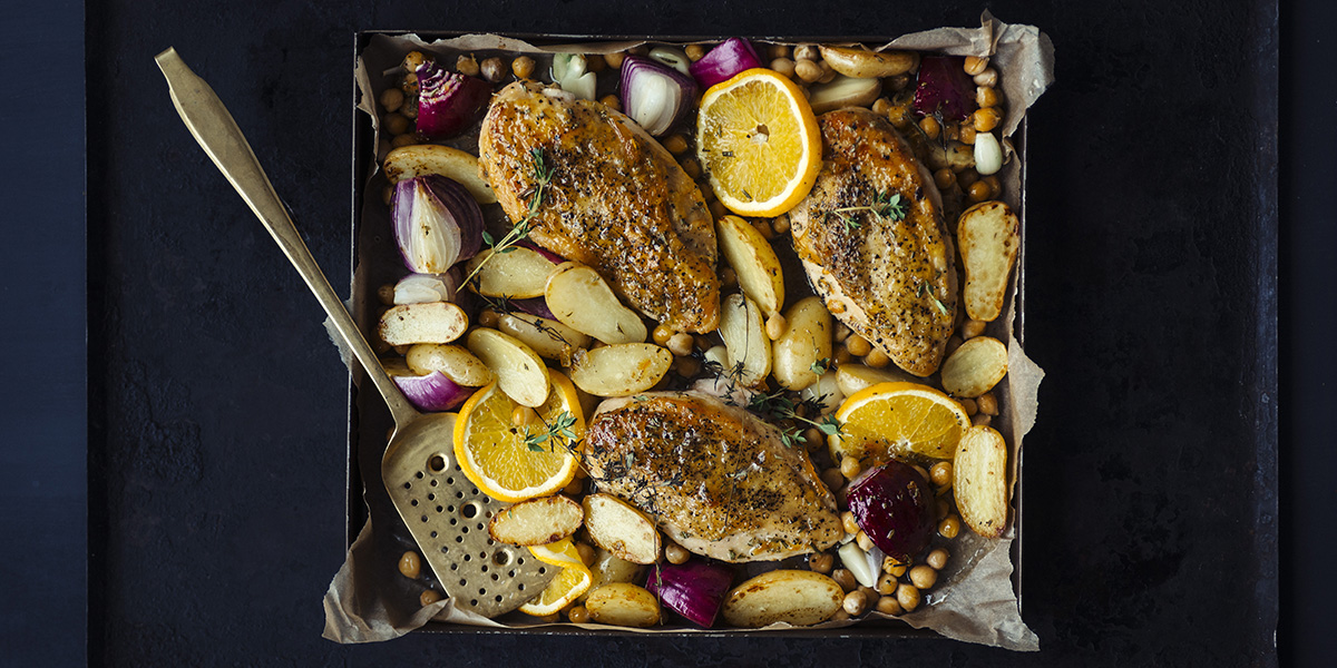 Sprøstekt kyllingbryst med appelsin, poteter og kikerter
