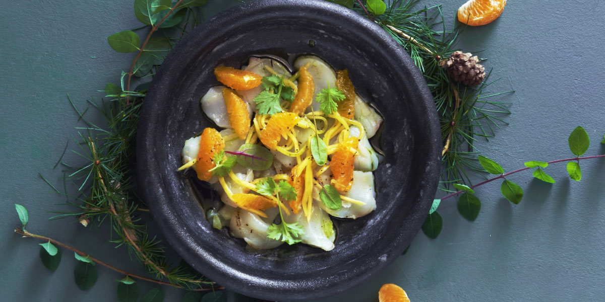Torsk- og kamskjellceviche med klementin og mango