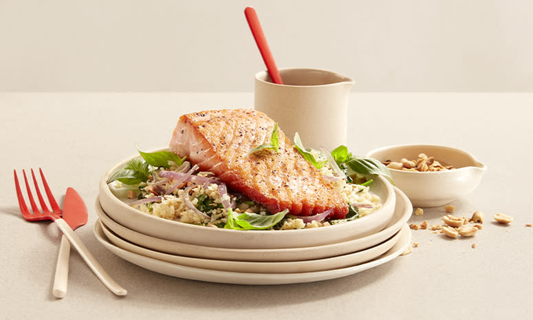 Laks og blomkålris med peanøtter og soyasaus