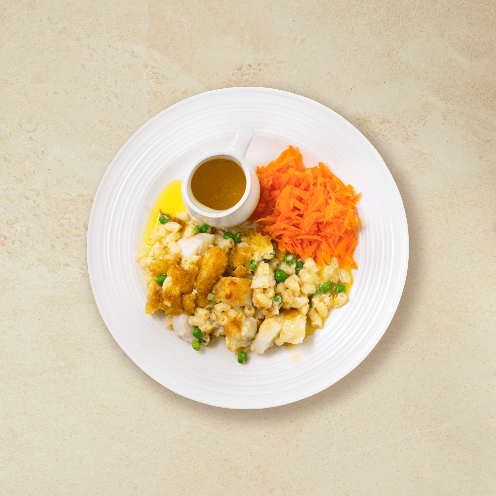 Fiskegrateng med makaroni og saus på hvit tallerken