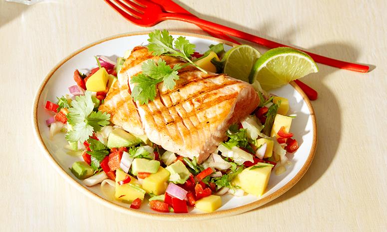 Grillet laks med sitrusmarinert avokado- og mangosalat