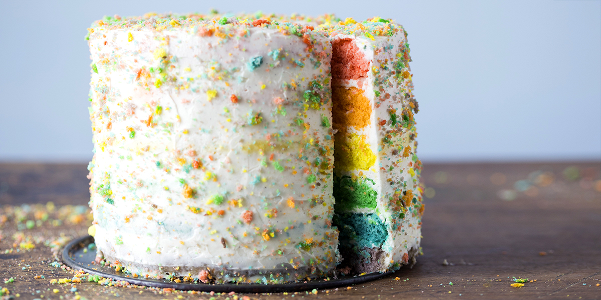 Regnbuekake med kremostfrosting