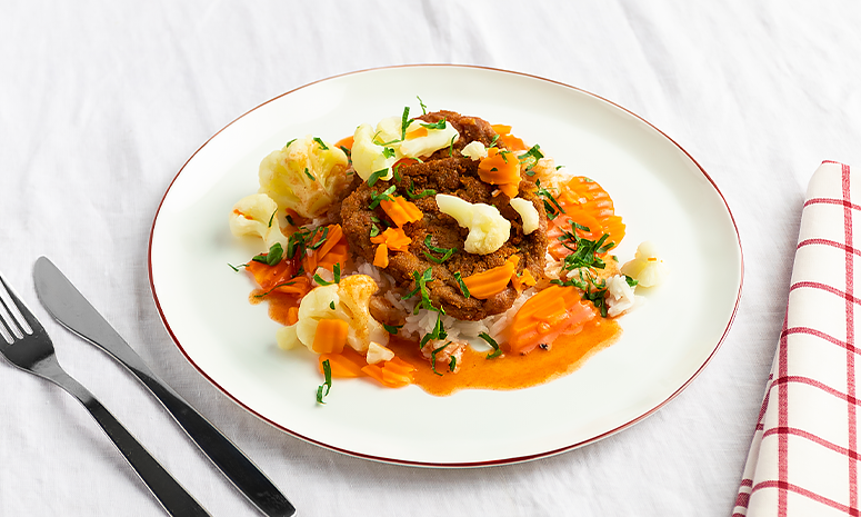 Kyllingpanetter med ost og tomatsaus servert på en hvit tallerken med rød kant, det ligger bestikk på venstre side og på høyre side ligger et rødt og hvitt rutete håndkle, alt ligger på en hvit duk