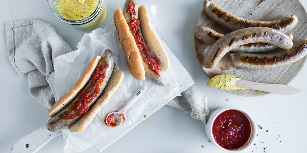 Hjemmelaget ketsjup og sennep servert på pølser i pølsebrød.