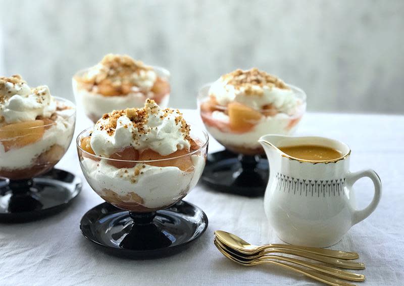 Desserten tilslørte bondepiker lagt lagvis i dessertglass, med en liten mugge hjemmelaget eplekaramell ved siden av. Hvit duk, og teskjeer i gull.