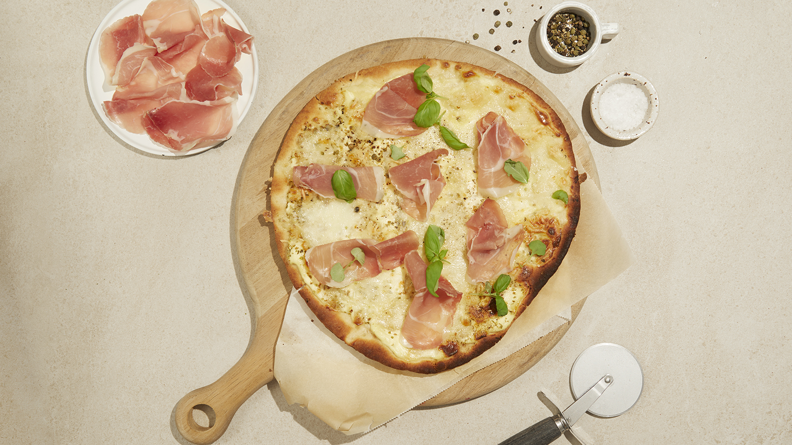 Hvit pizza med spekeskinke