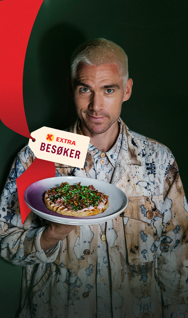 Kokk holder frem en tallerken med vaffel med pinnekjøtt.