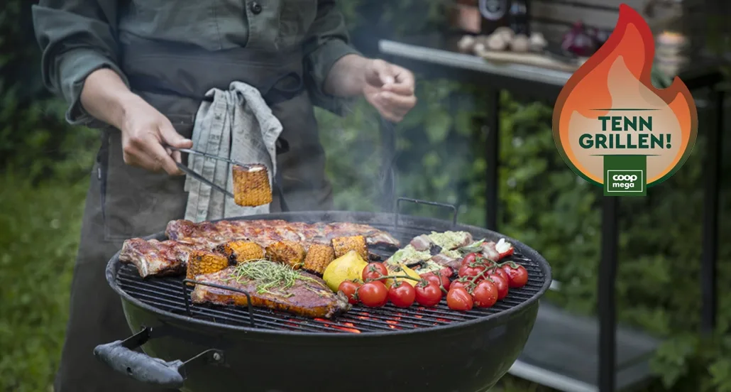 En person som griller kjøtt, mais og tomater på grillen.