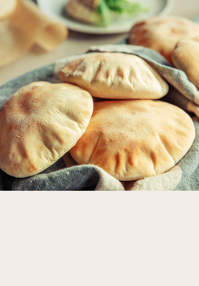 Pitabrød i et kjøkkenhåndkle.