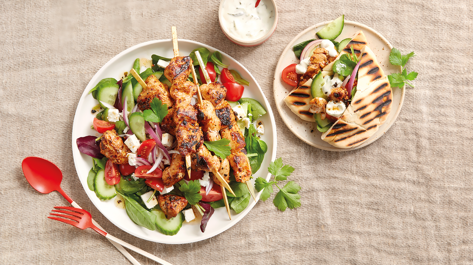 Gyros med pitabrød og gresk tzatziki på tallerken