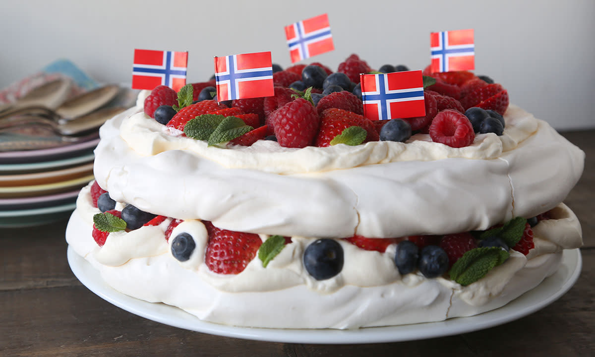 Pavlova med norske flagg, friske jordbær, blåbær, bringebær og mynteblader.