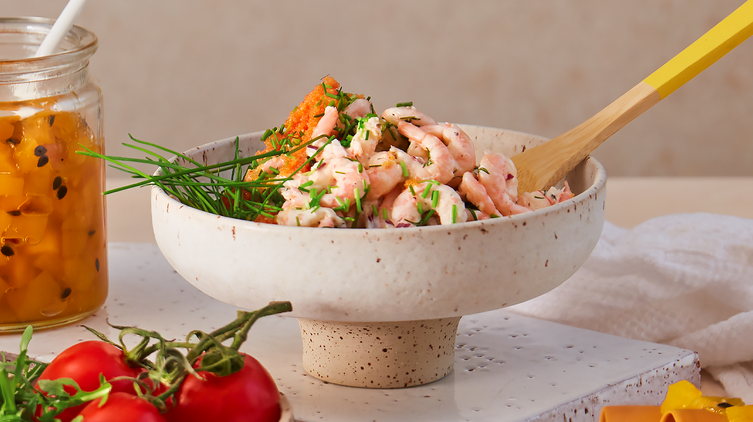 Hjemmelaget fjordenrøre, påleggssalat med reker og dill, servert i lys keramikkskål med rogn og fersk gressløk på toppen.