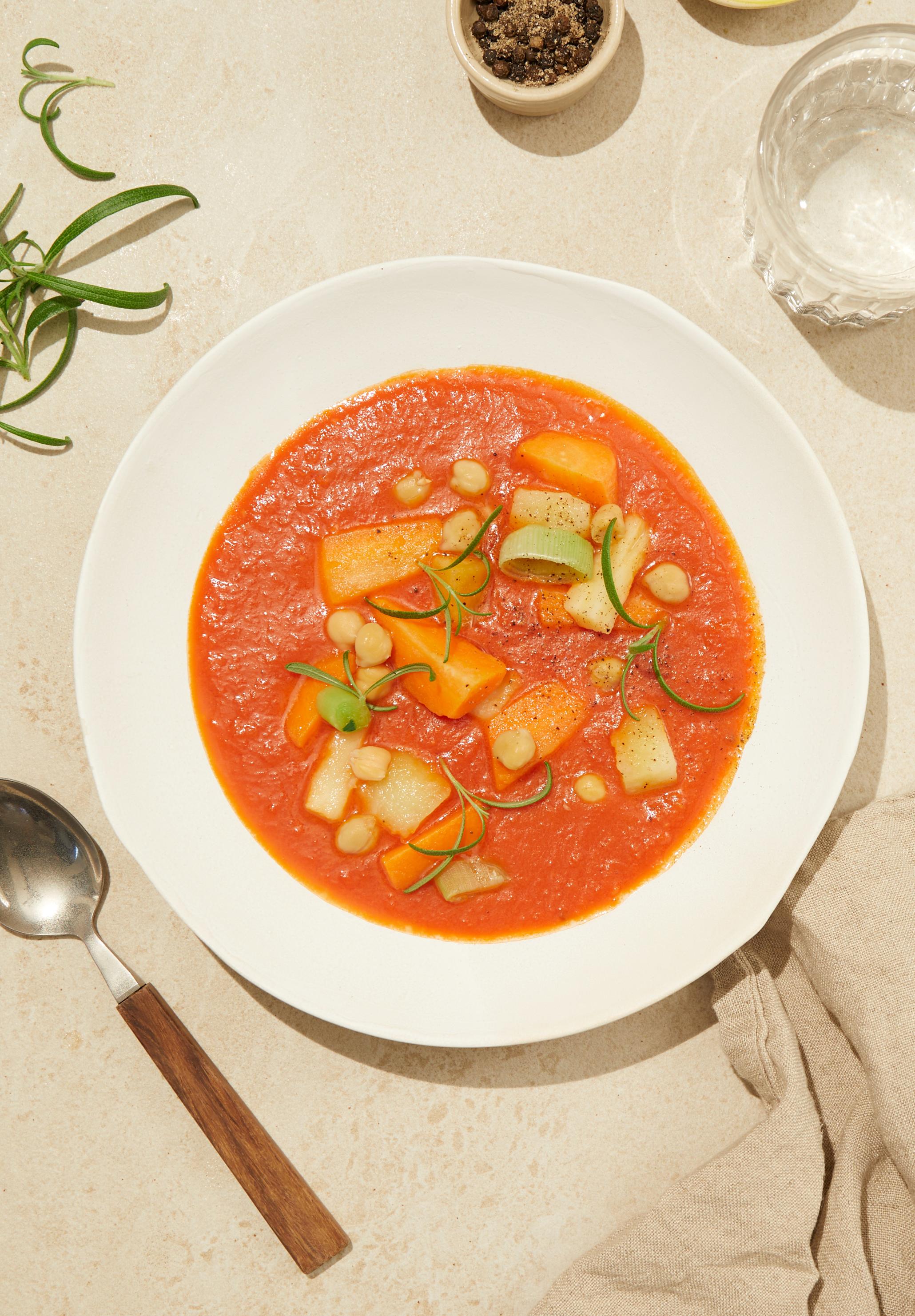 Hjemmelaget tomatsuppe med grønnsaker