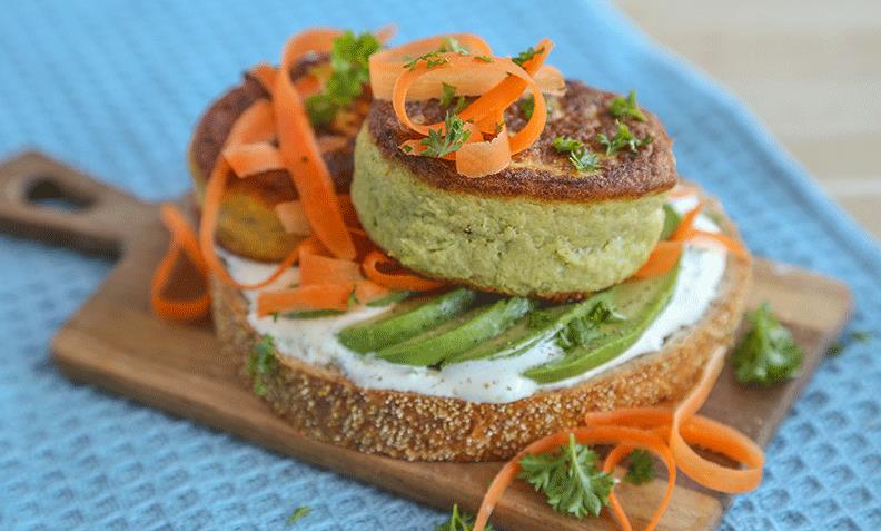 Brødskive med fiskekake, avokado og fetakrem