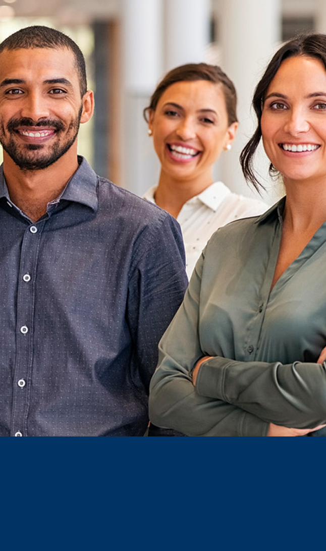 Bedriftspersoner smiler til kameraet.