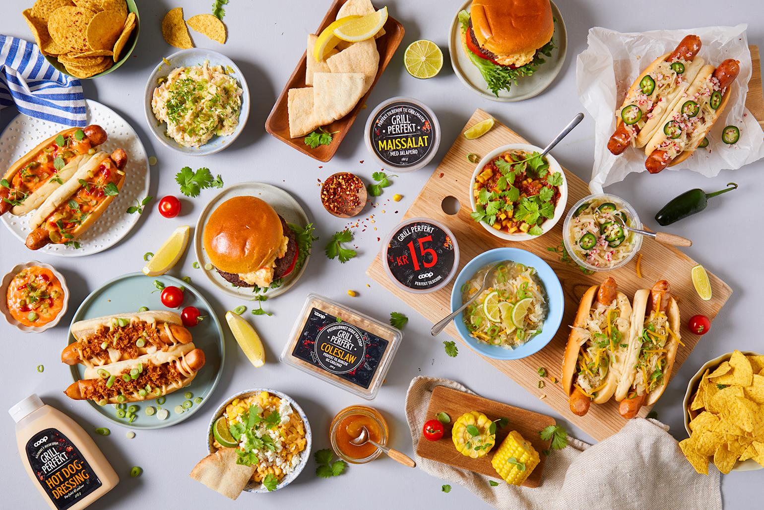 Samlebilde av Coop Grill Perfekt dipper og tilbehør, servert i emballasje, i skåler og på tilberedte pølser og burgere.