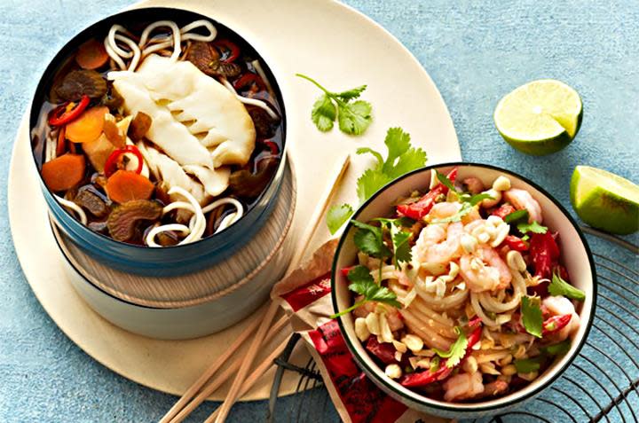 To serveringsboller på blått underlag. En med Asiatisk nudelsuppe med torsk, ingefær, chili og sitrongress. En med nudler overstrødd med reker, peanøtter, chili og koriander.