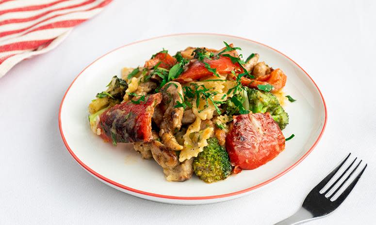 Kylling med pasta og brokkoli på hvit tallerken