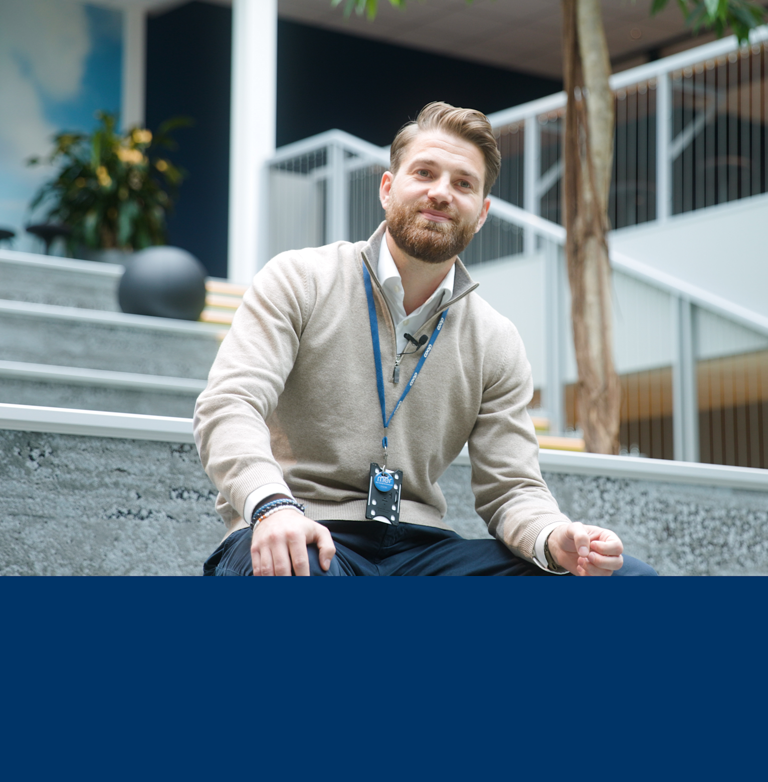 banner mann sittende i trappen mobil