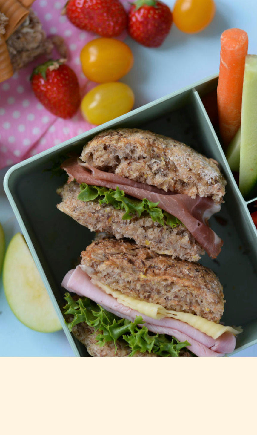 Fristende matpakke med brødskiver og grønnsaker