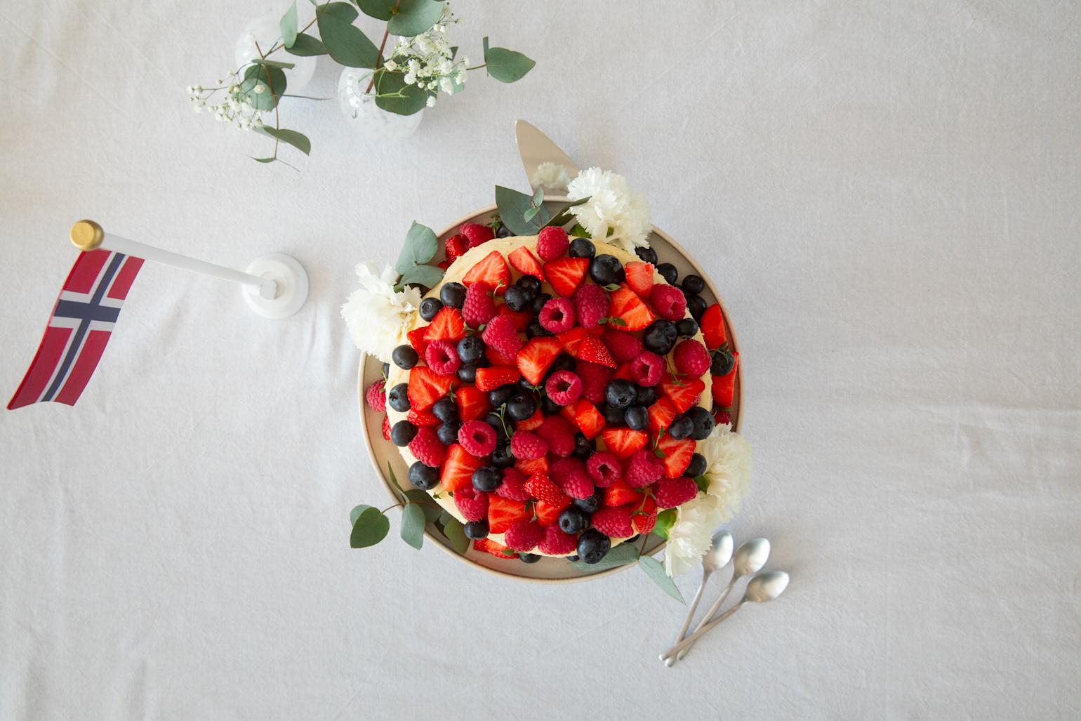 17. mai-kake sett ovenfra med et norsk flagg ved siden av.