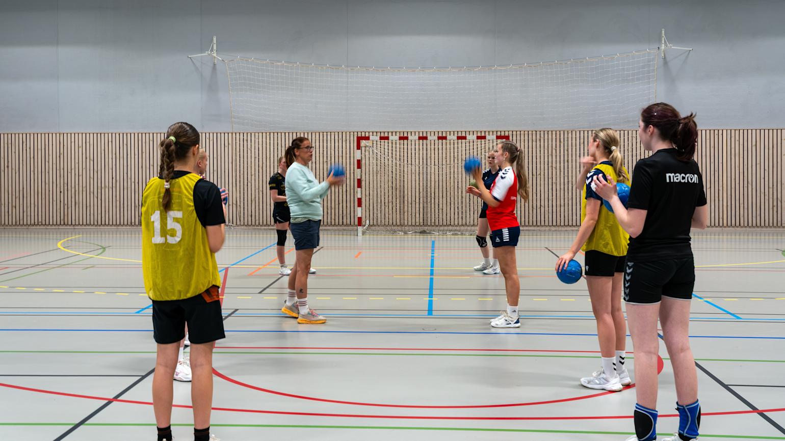 Brodd Håndball – Jenter spiller håndball på håndballbane