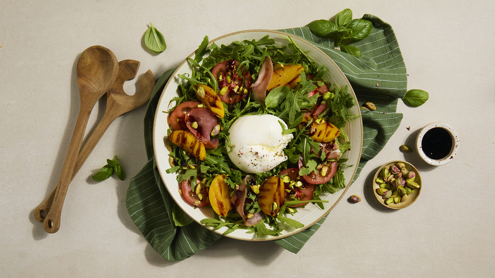Sommersalat med grillet fersken, spekeskinke og burrata