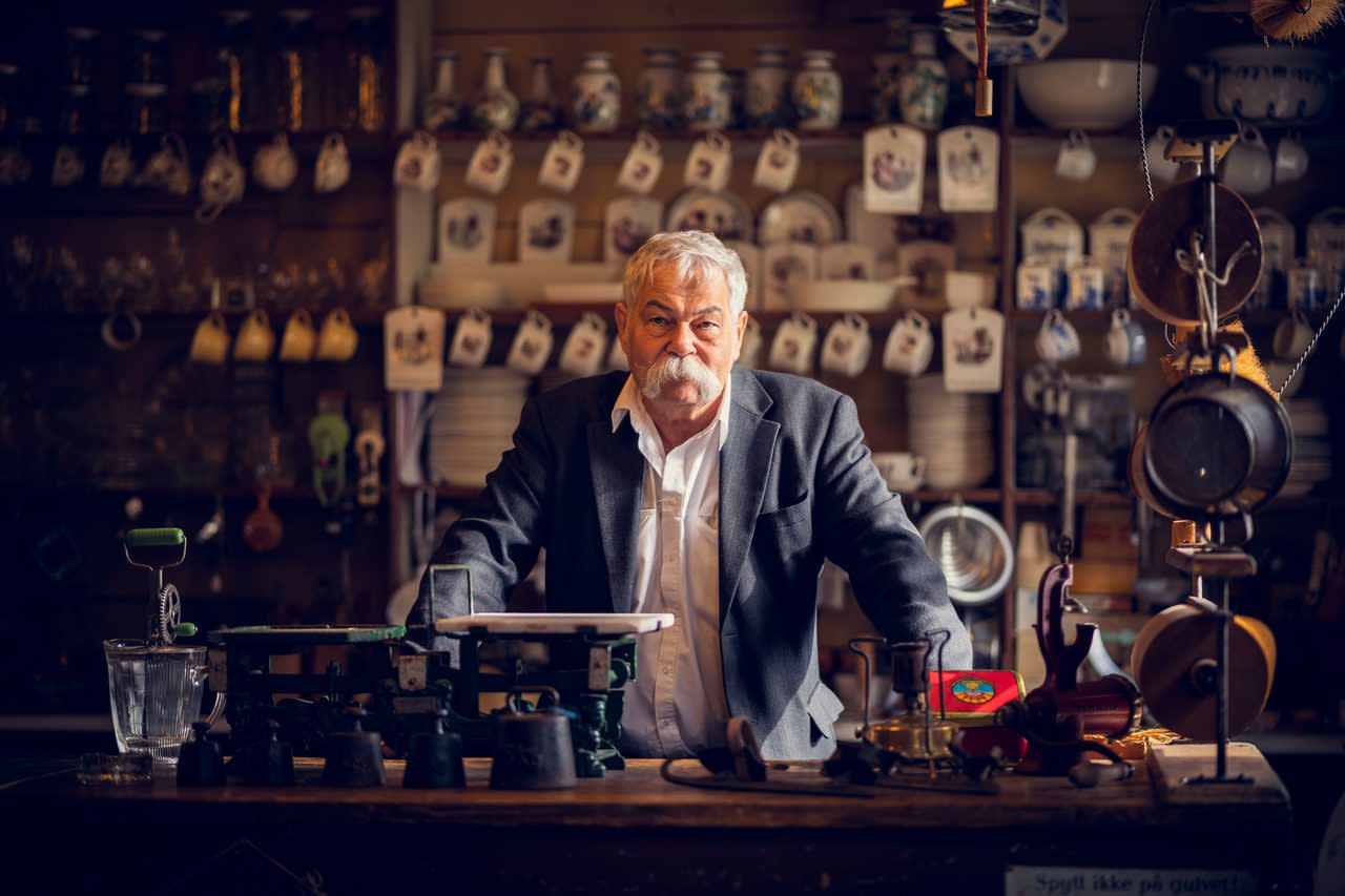 Mann står bak disken på smavirkemuseet