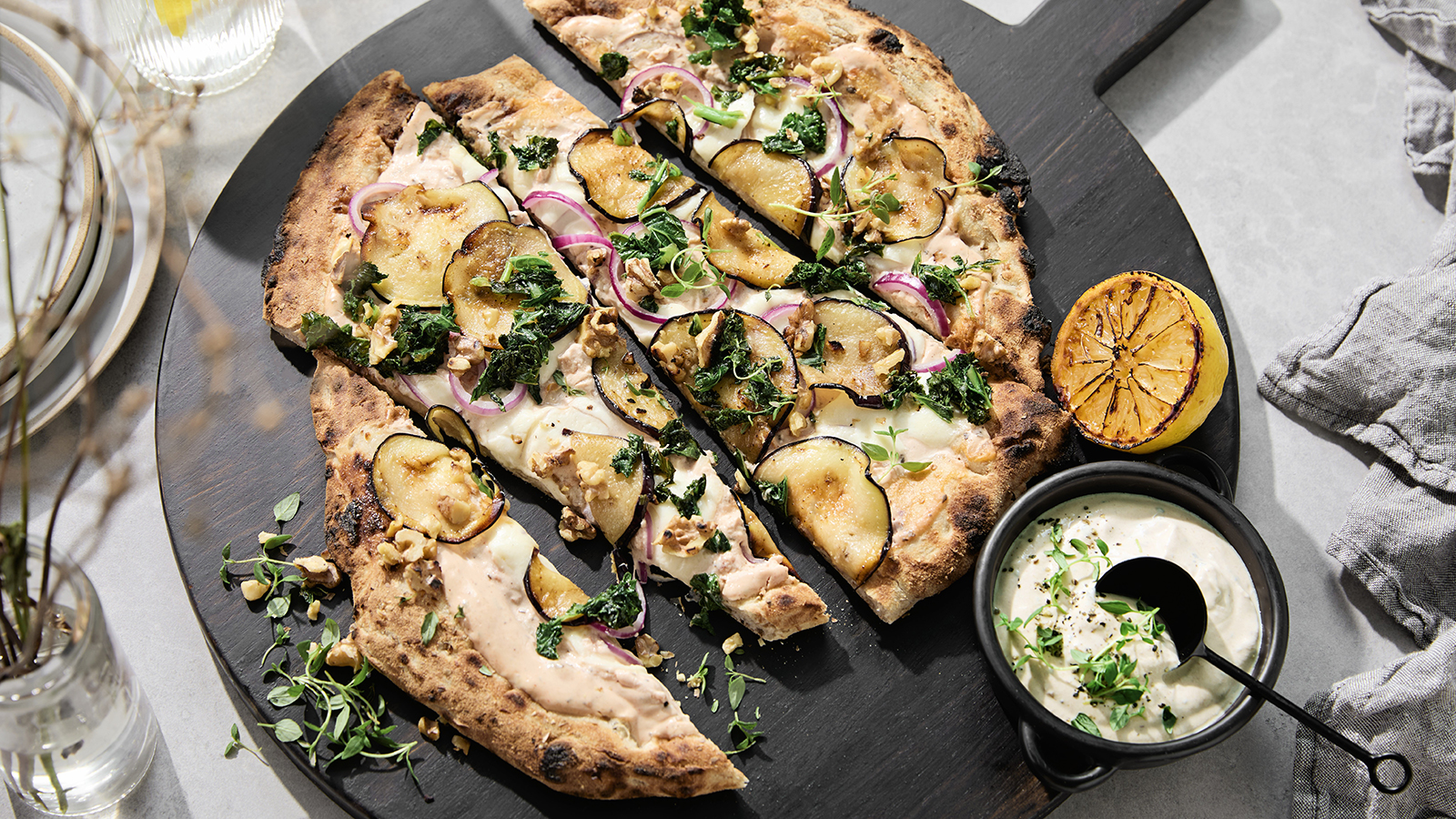 Auberginepizza med grønnkål og mozzarella