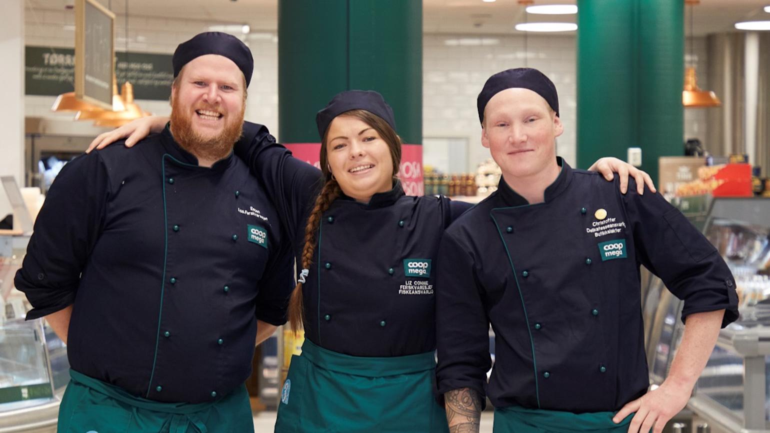 3 personer smiler til kameraet.