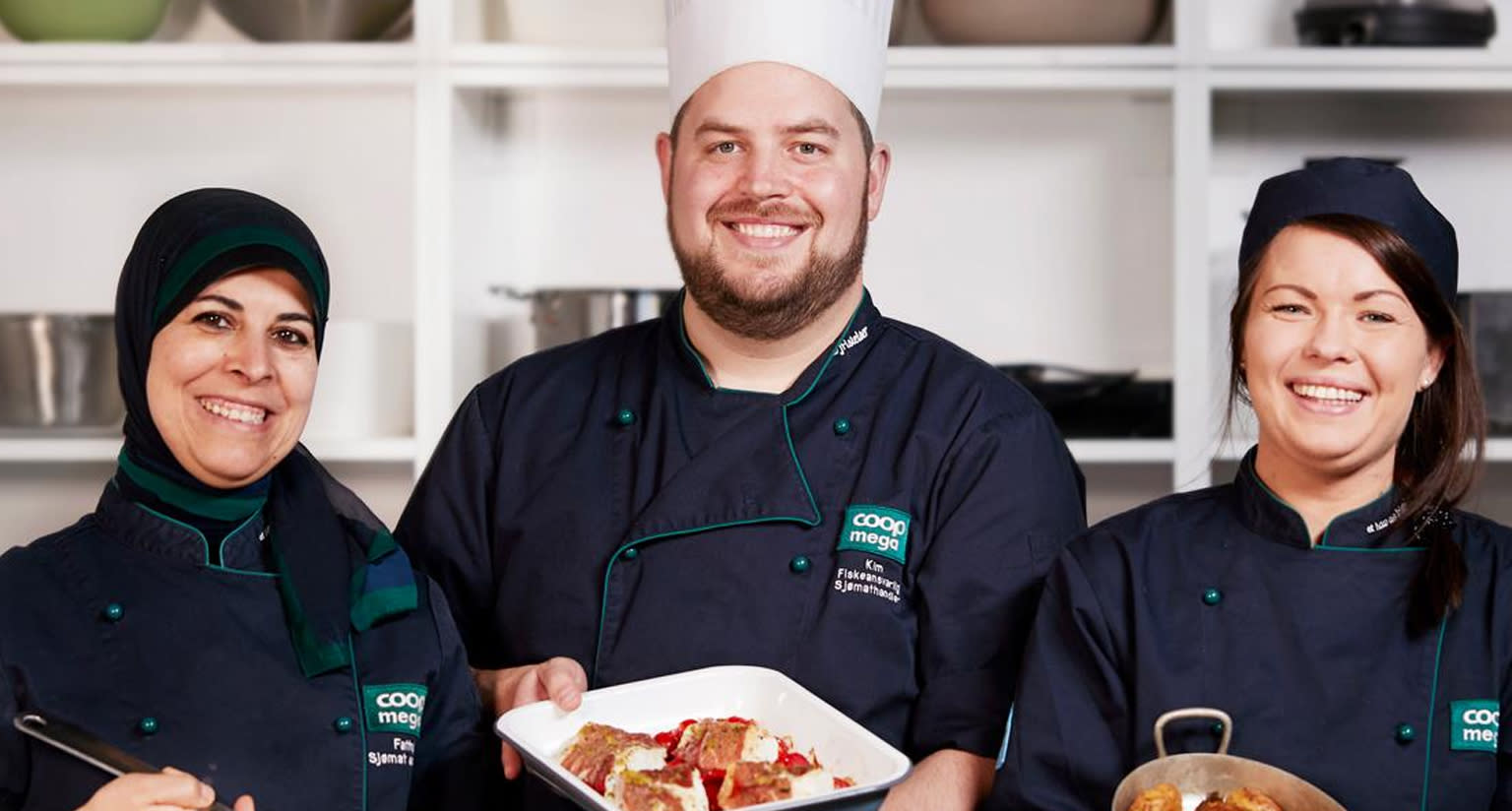 3 Coop Mega medarbeidere viser frem fristende mat på tallerken