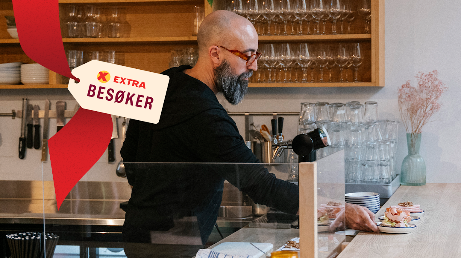 Extra besøker Dapper Bistro. Kokken serverer smørbrød på tallerkener fra bak disken.