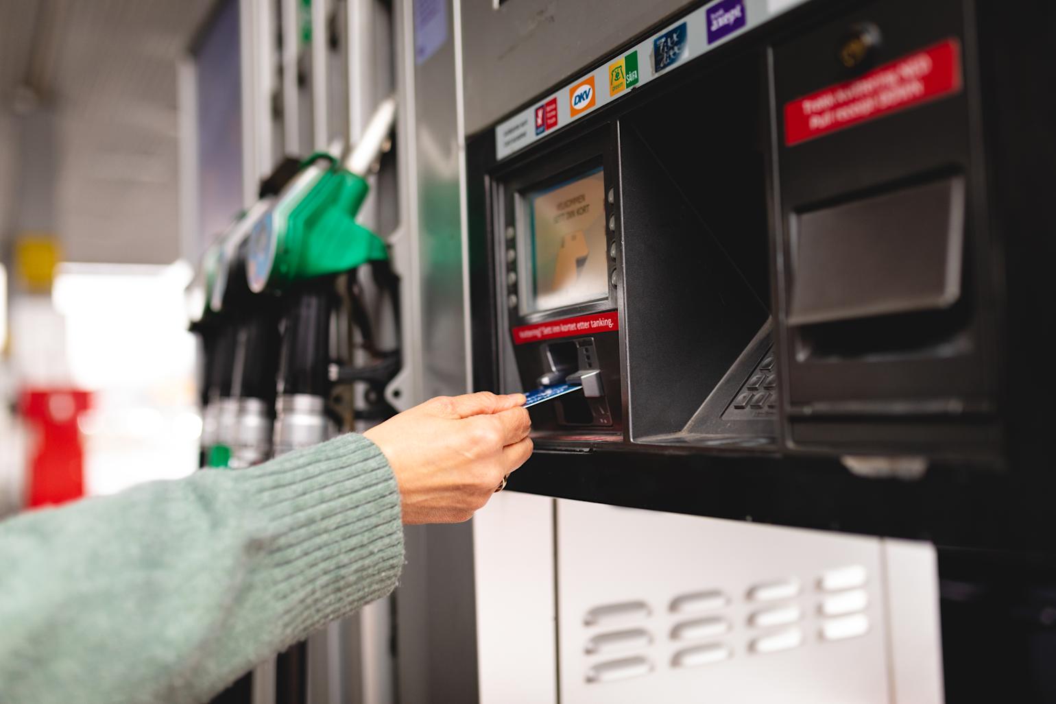 Medlem registrerer coop-medlemskort på bensinstasjon for bonus