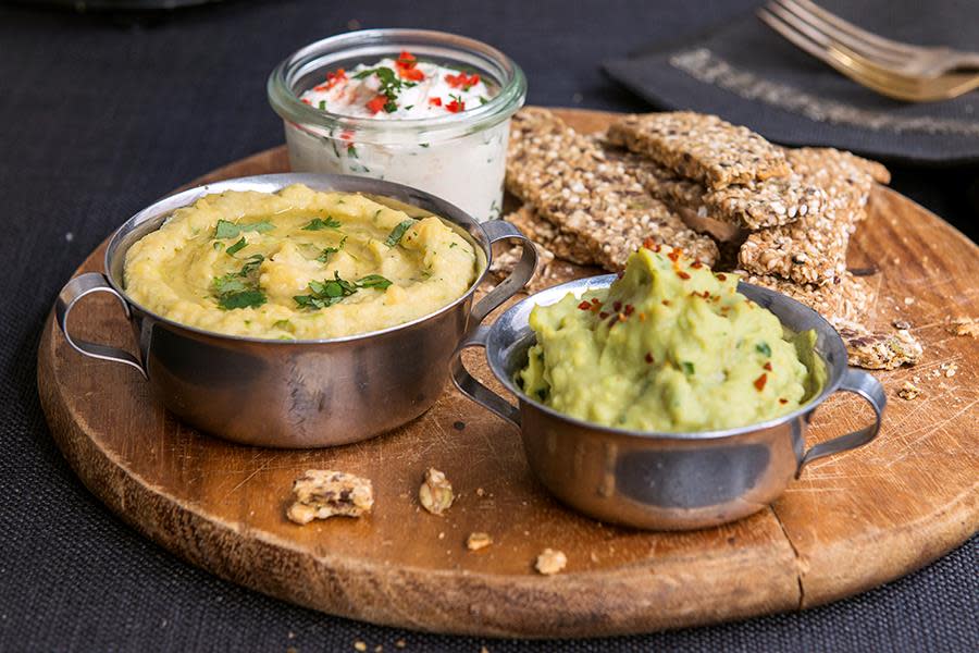 3 dipper til festen på tretallerken foran knekkebrødsticks