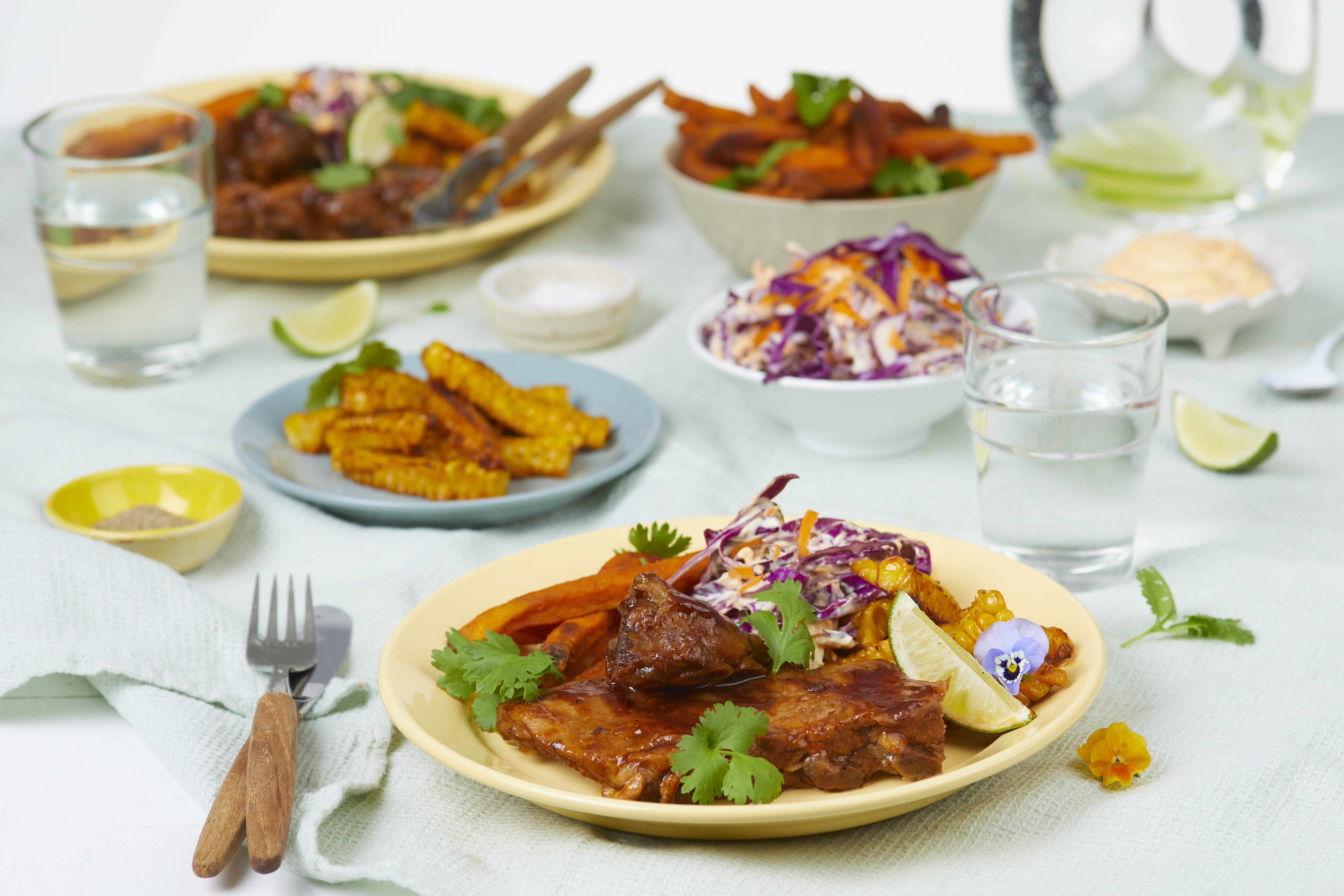 Baby Back Ribs med søtpotetfries, coleslaw og cornribs