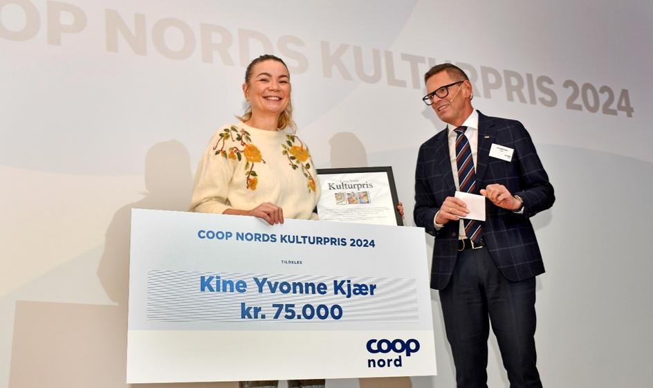 Illustratør og grafisk designer Kine Yvonne Kjær er tildelt Coop Nords kulturpris for 2024. Her overrekkes hun den fra styreleder Stig E. Mortensen i Coop Nord. (Foto: Rune Stoltz Bertinussen, Krysspress)