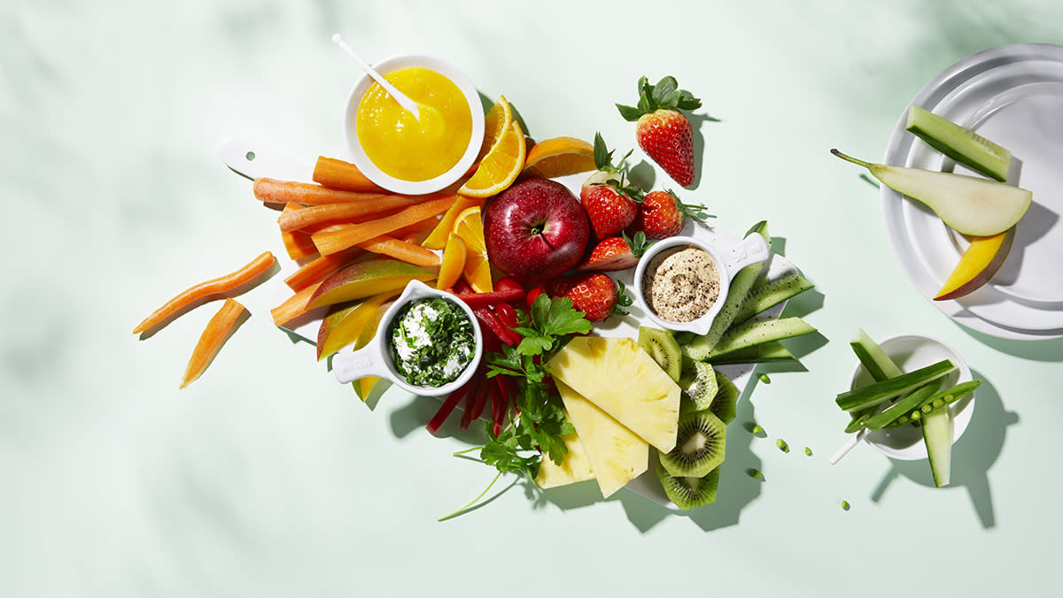 Kuttede grønnsaker i et fargespill med peanøttdip, rømmedip og yoghurt.