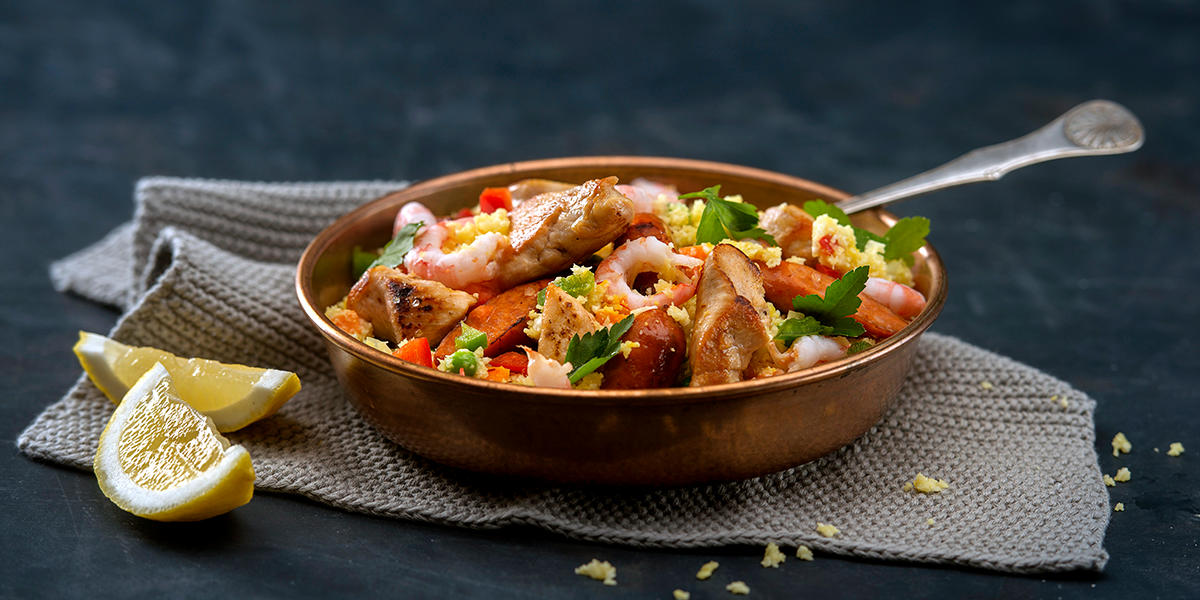 Paella med blomkålris, kylling, paprika og reker.