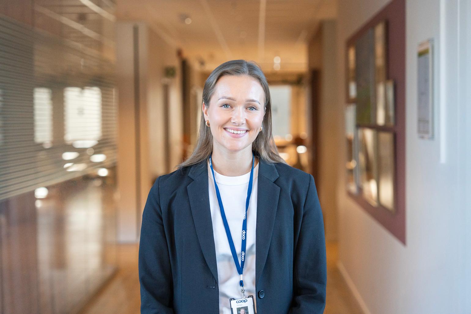 Kvinne som smiler i gang