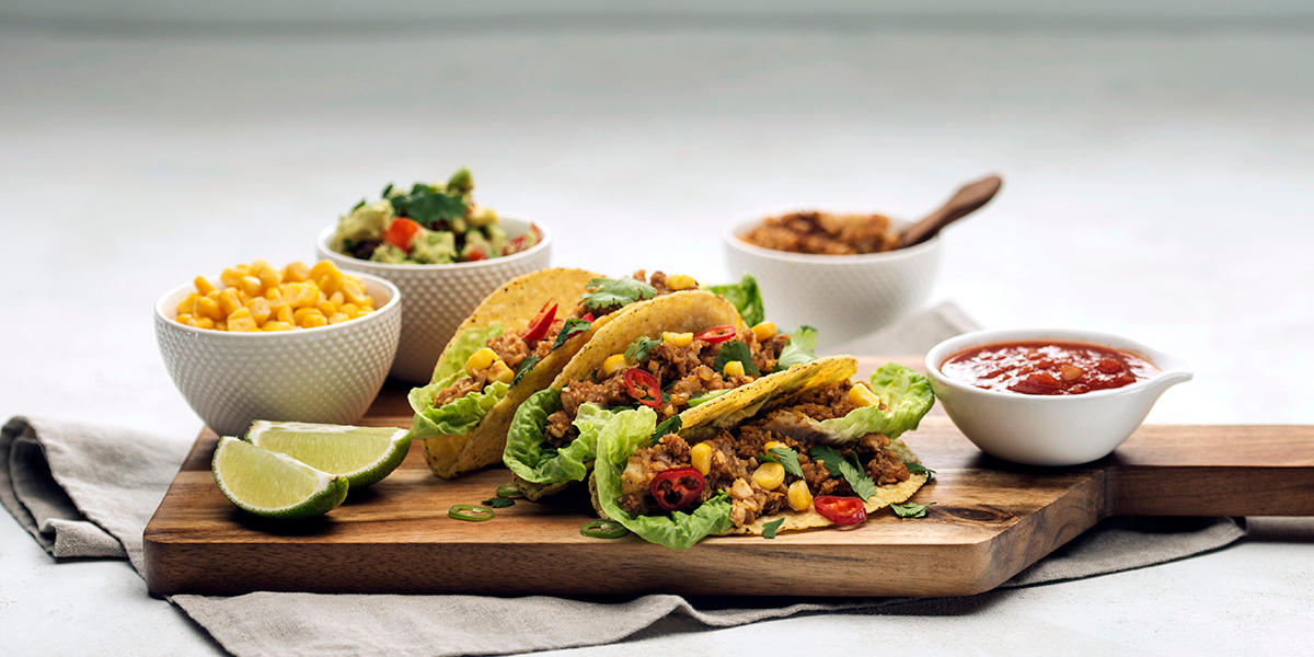 Vegetartaco med blomkål. Tacoskjell fylt med stekt og krydret blomkål og toppet med salat, mais, koriander, salsa og chili.