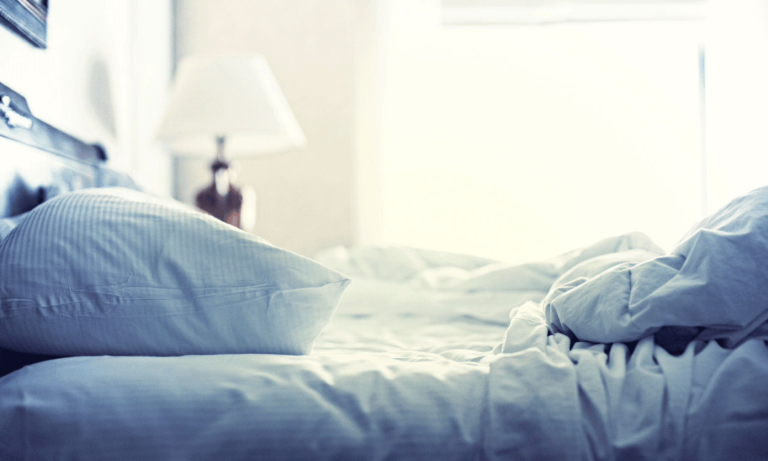 Uoppredd seng i blått og hvitt