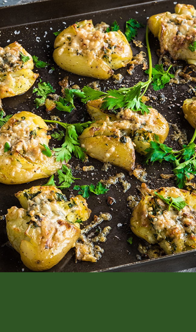 Moste poteter med grønn pynt på sort stekeplate øverst og grønn bakgrunn nederst