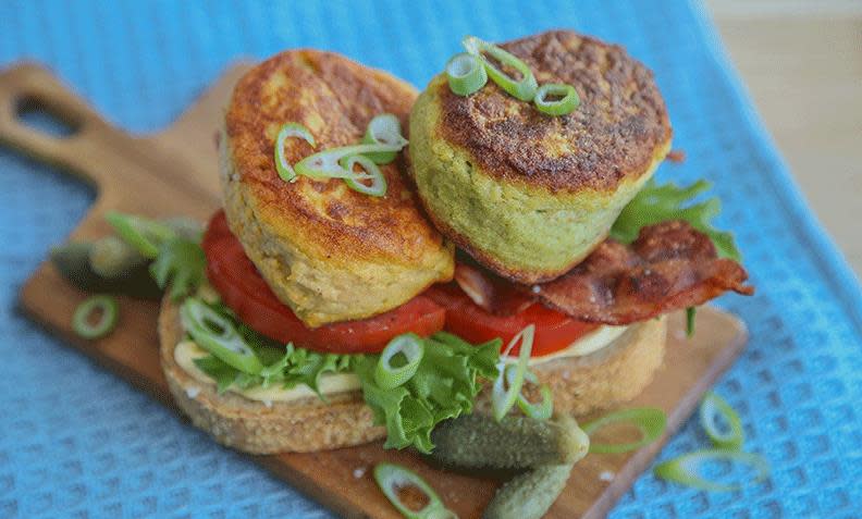 Brødskive med fiskekake, bacon, salat, tomat og sylteagurk